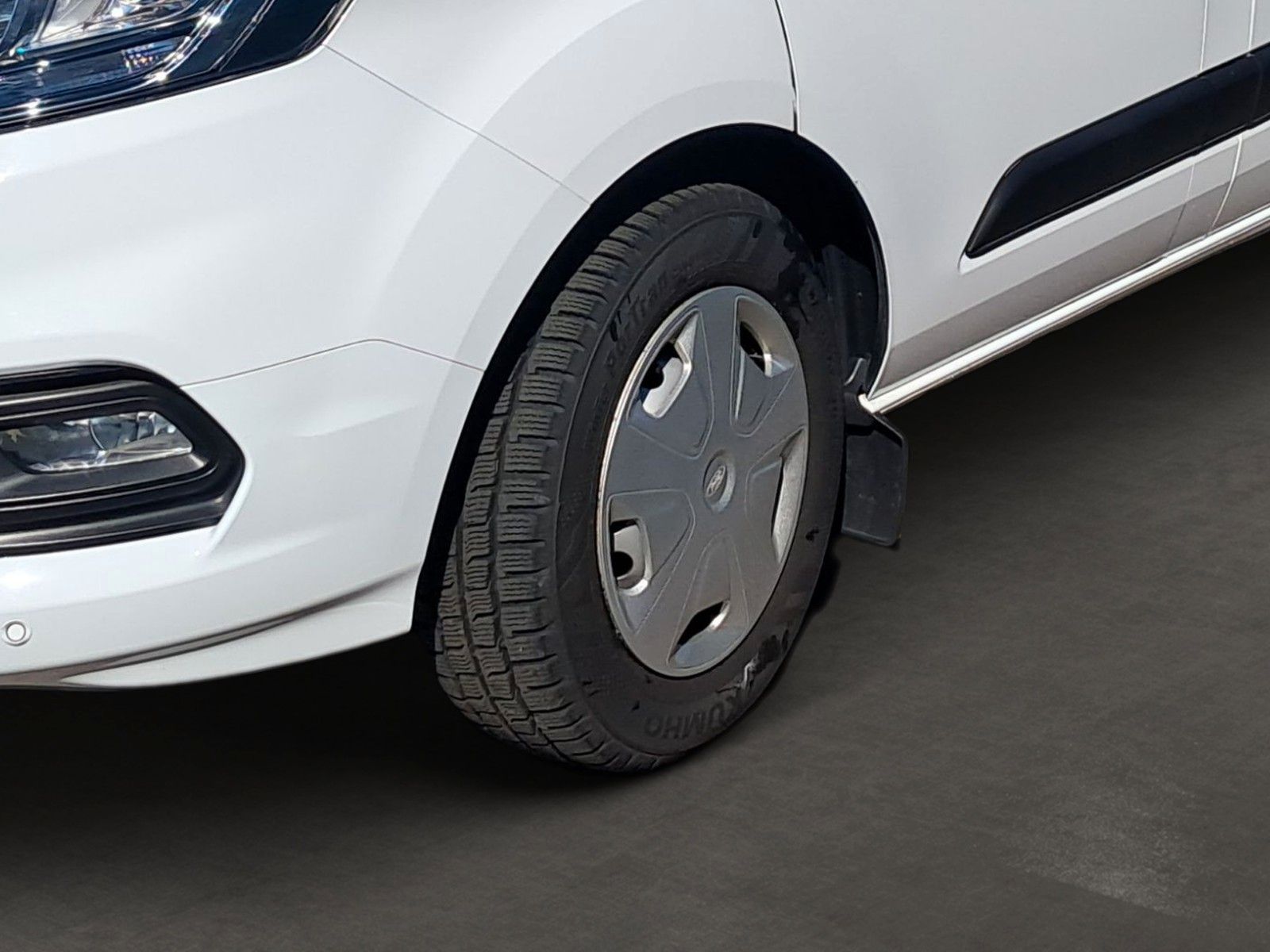 Fahrzeugabbildung Ford Tourneo Custom Kombi 320 L1 Trend 9-Sitzer