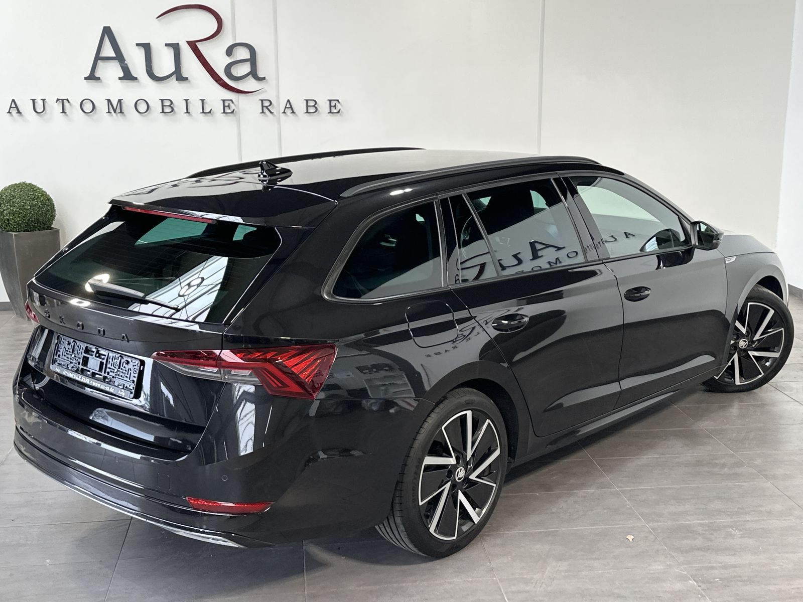 Fahrzeugabbildung SKODA Octavia Combi 2.0 DSG Sportline NAV+LED+VCOCK+PP