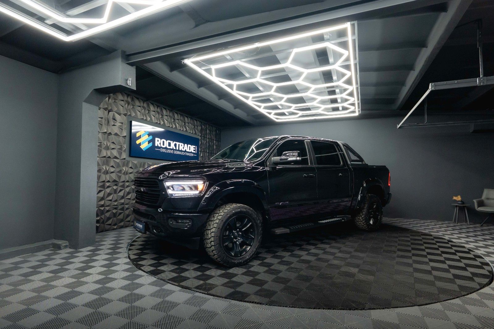 Fahrzeugabbildung Dodge RAM 5.7 V8 HEMI 4x4 OFFROAD Night-Paket *LED*19%