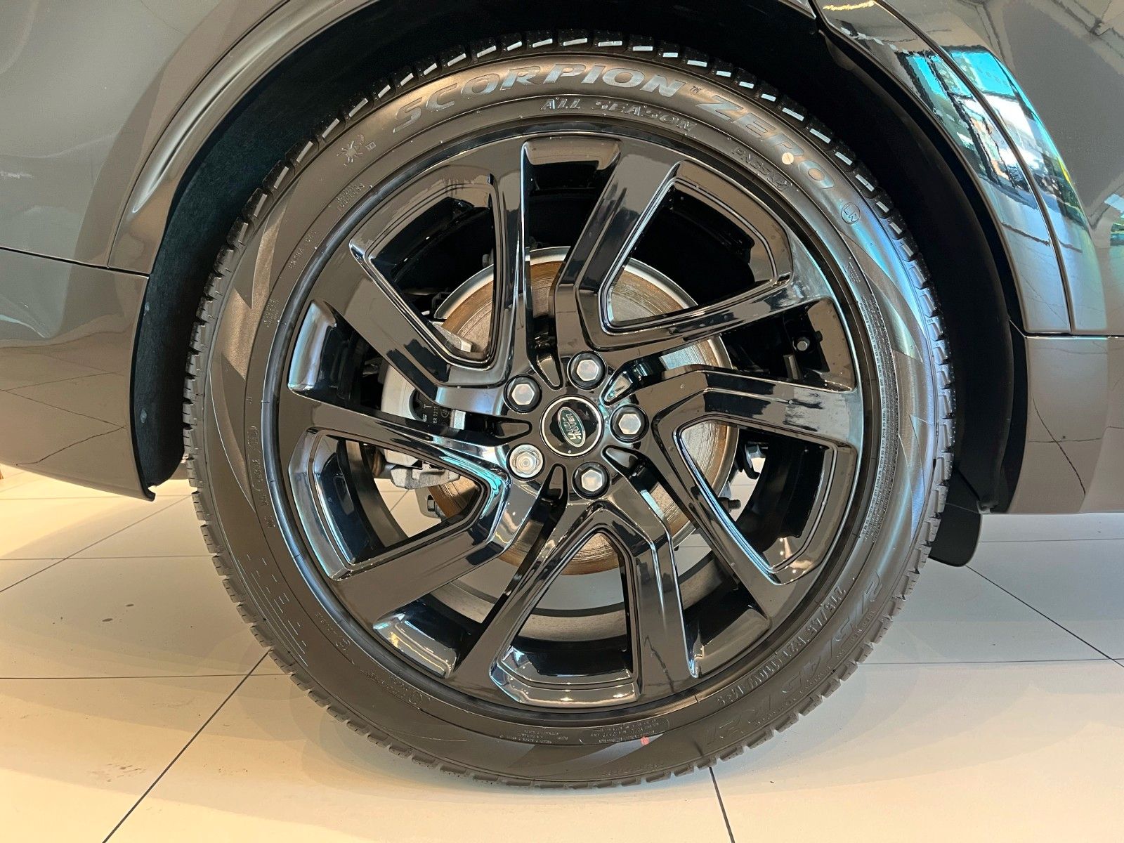 Fahrzeugabbildung Land Rover Discovery 5 D250 Dynamic SE  Panorama & AHK