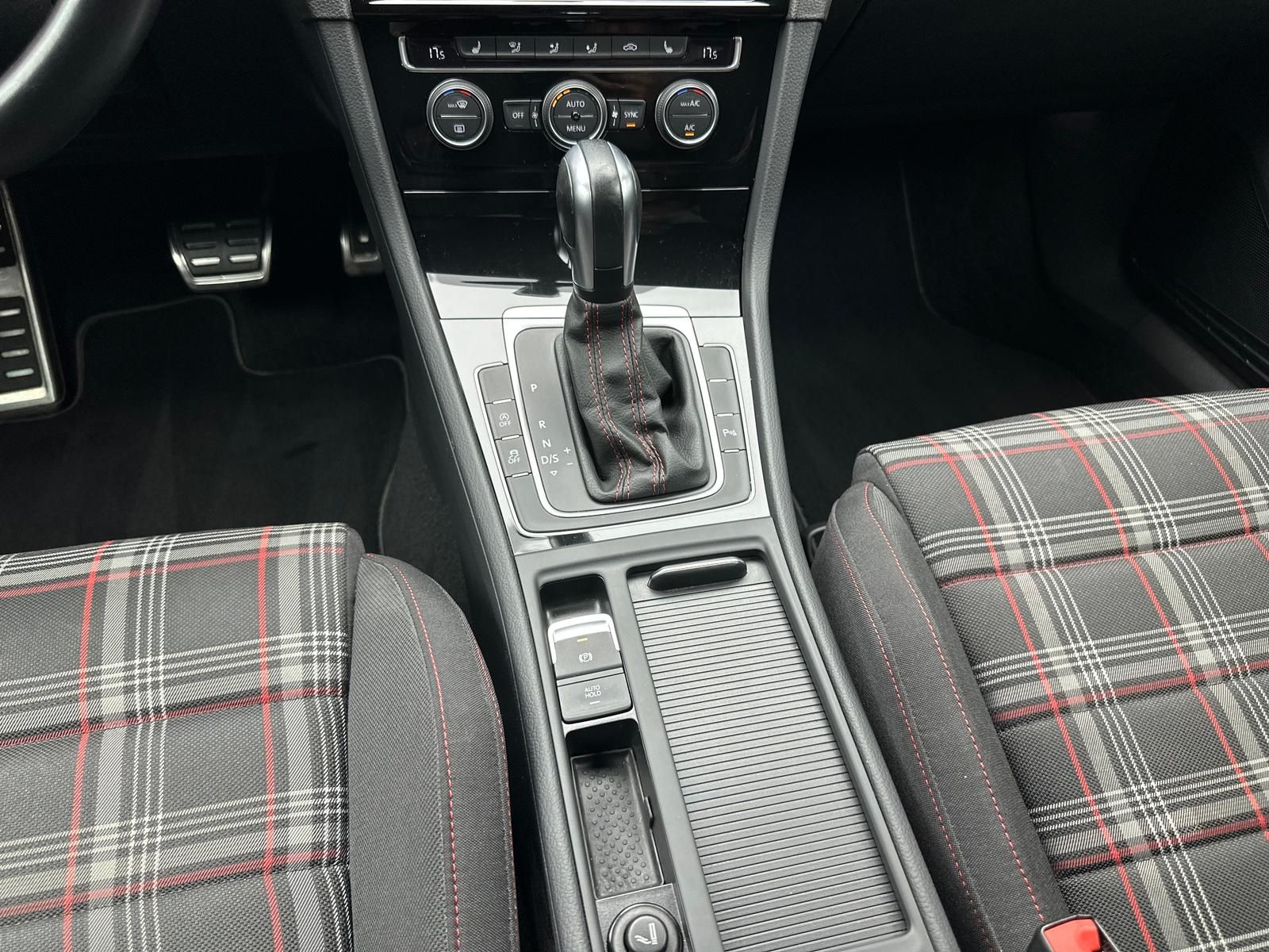 Fahrzeugabbildung Volkswagen GOLF GTI 2.0 TSI PERFORMANCE/NAVI/LED/PDC/ACC