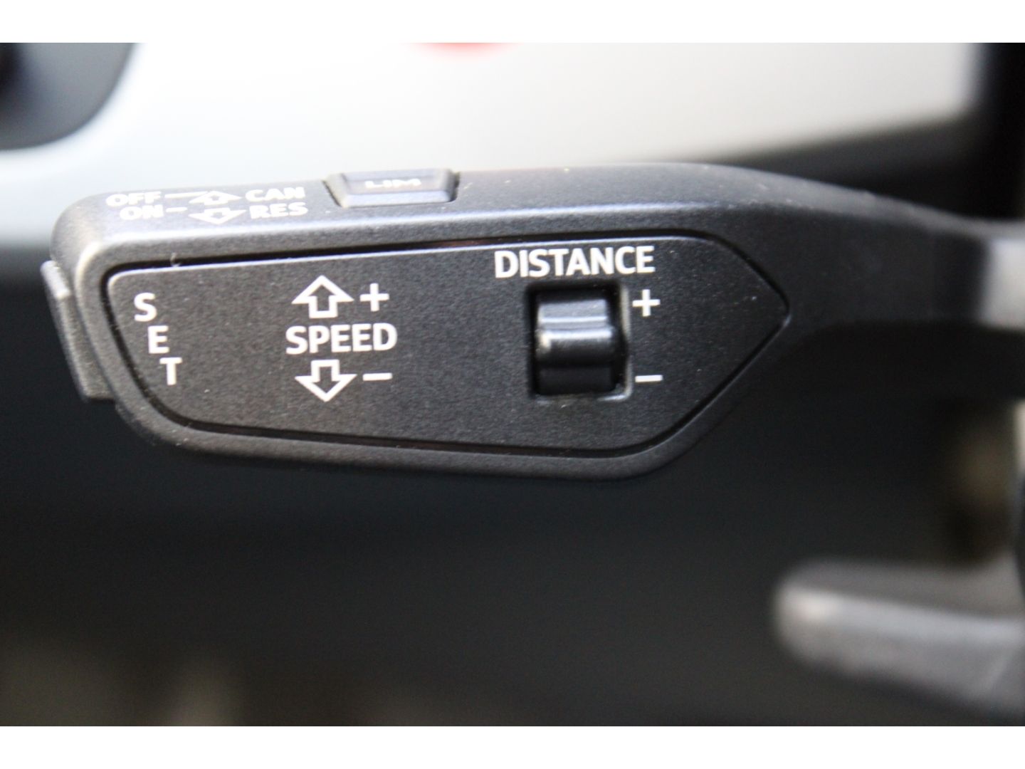 AUDI A4 35 TDI S-Tronic advanced Avant LED Navi DAB V - Image 18