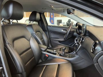 Mercedes-Benz GLA 180 *Kamera*PDC*Navi*Klima*Tempomat*