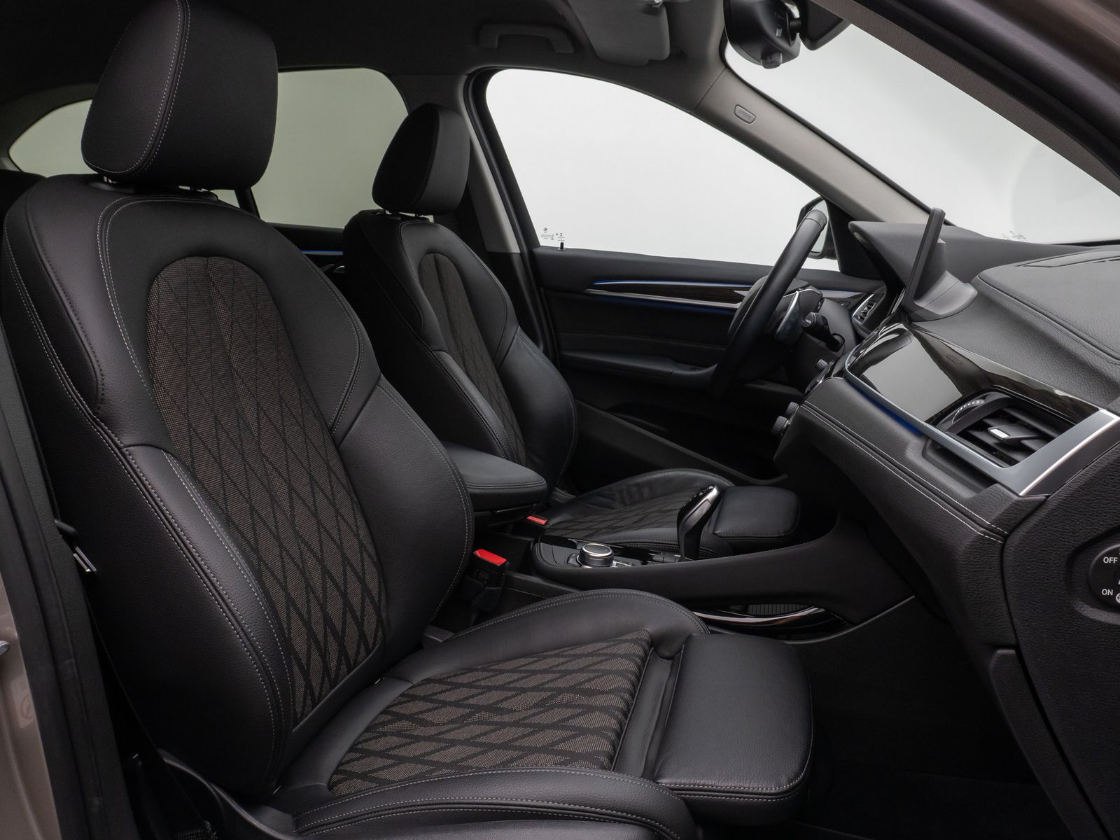 Fahrzeugabbildung BMW X1 sD20i xLine Kamera HUD DAB HiFi AHK Sport 18"