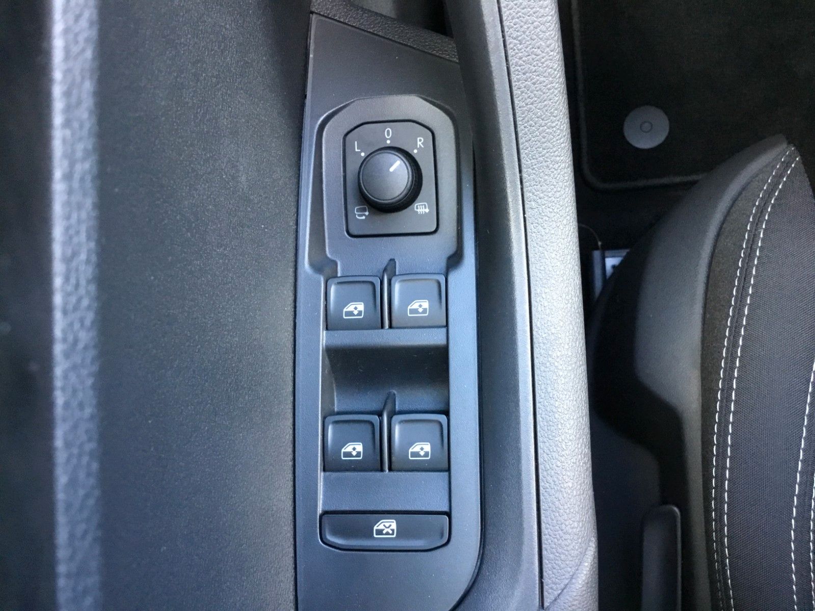 Fahrzeugabbildung SKODA Karoq 2.0l TSI DSG 4x4 Sportline+AHK+Matrix+Pano