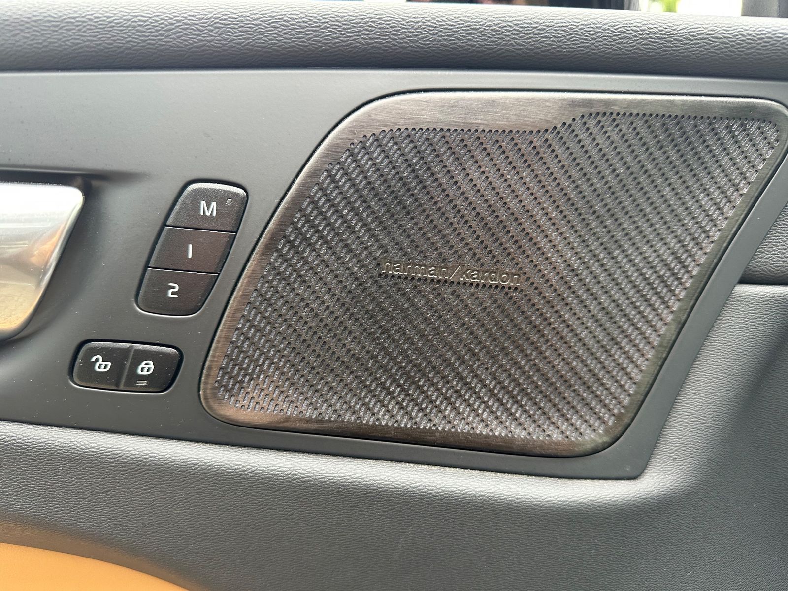 Fahrzeugabbildung Volvo XC60 B5 B AWD Ultimate Bright NAV+LED+PANO+AHK