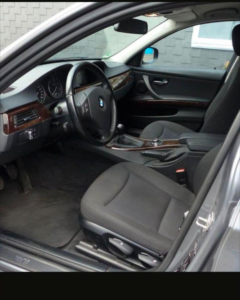 BMW 320 2011 — interior