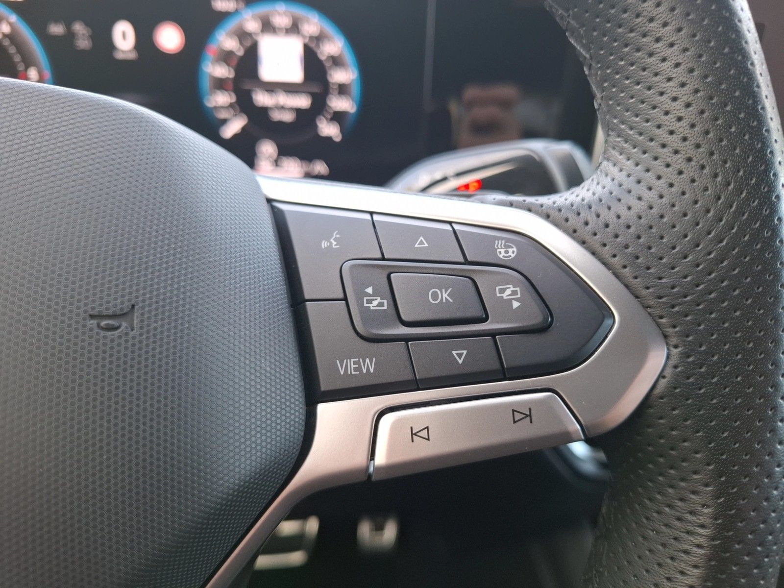 Fahrzeugabbildung Volkswagen Tiguan TDI R-Line DSG LEDplus AHK Navi AID ACC R