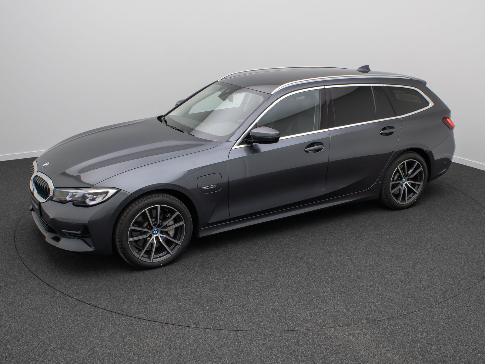 Fahrzeugabbildung BMW 330e xD Sport Line DAB Kamera AHK Alarm 18Zoll