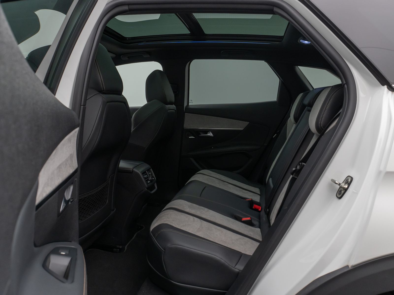 Fahrzeugabbildung Peugeot 3008 Hybrid4 300 GT Panorama 360° Massage AHK