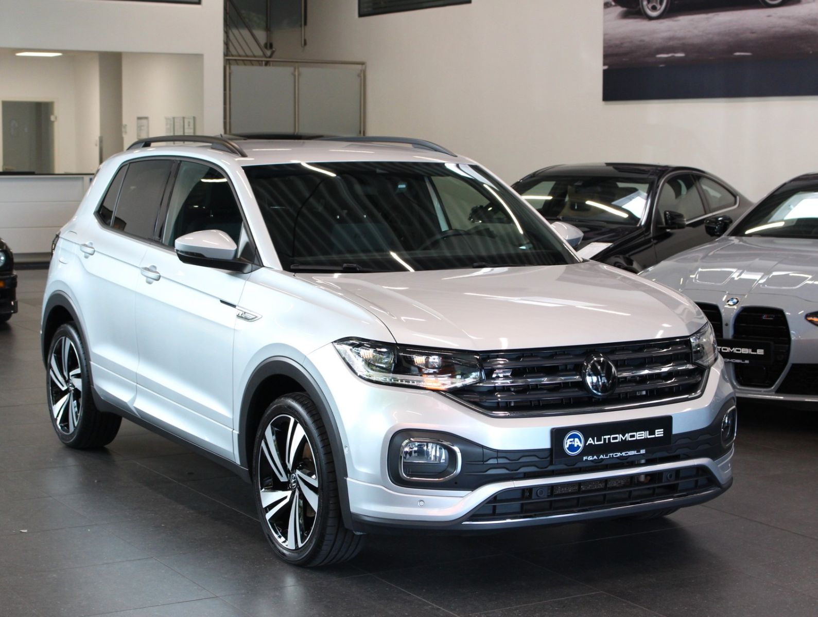 Fahrzeugabbildung Volkswagen T-Cross 1.5 TSI R-Line 1.HAND+ACC+IQ.DRIVE+KMERA