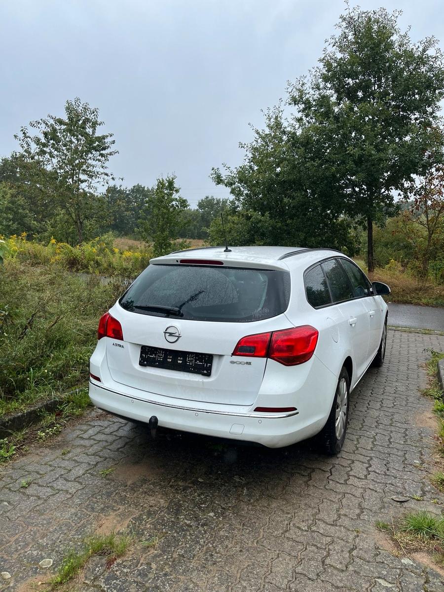 Opel Astra 2014 — rear view