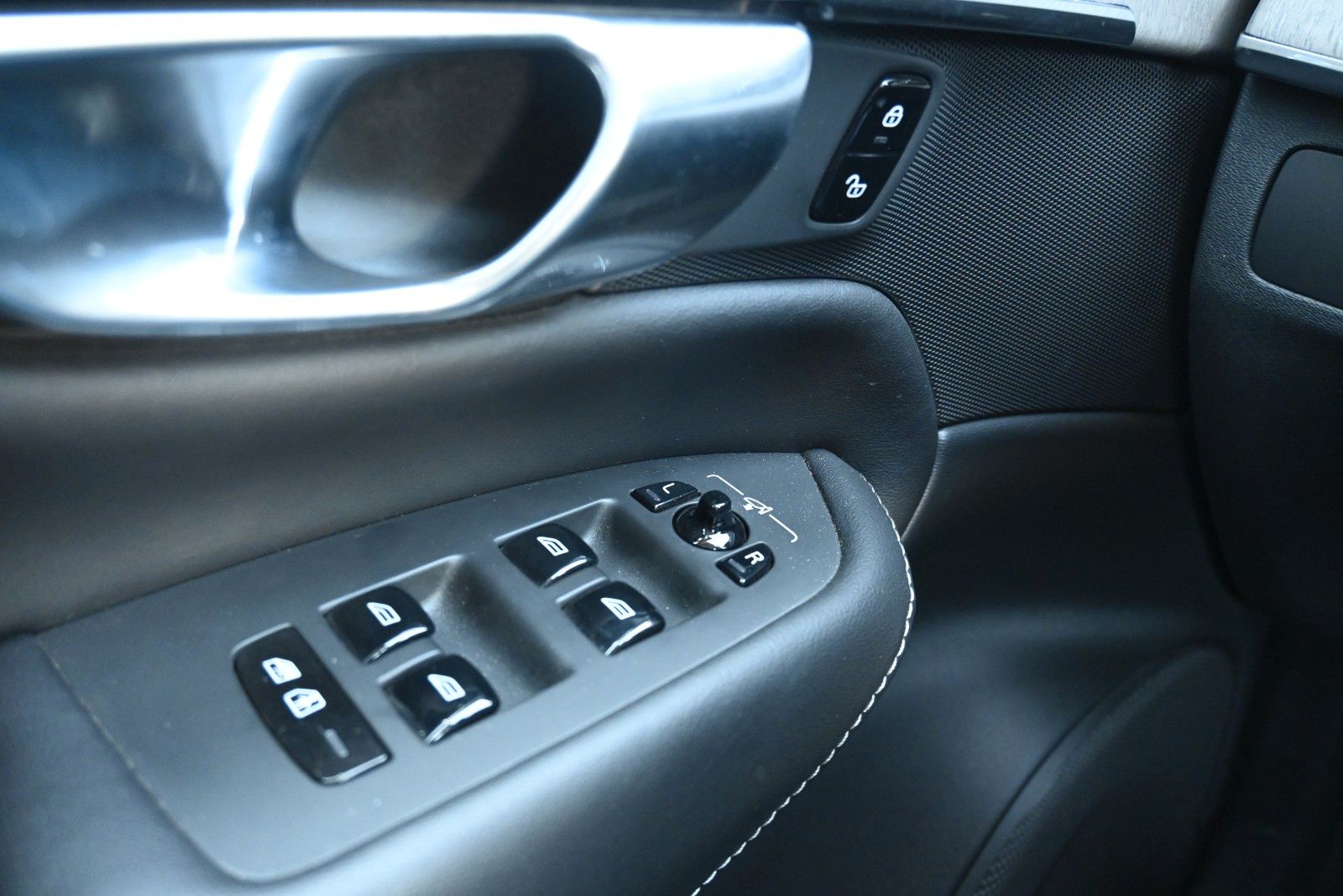 Fahrzeugabbildung Volvo XC90 B5 D AWD Dark*STDHZG*PANO*360°*