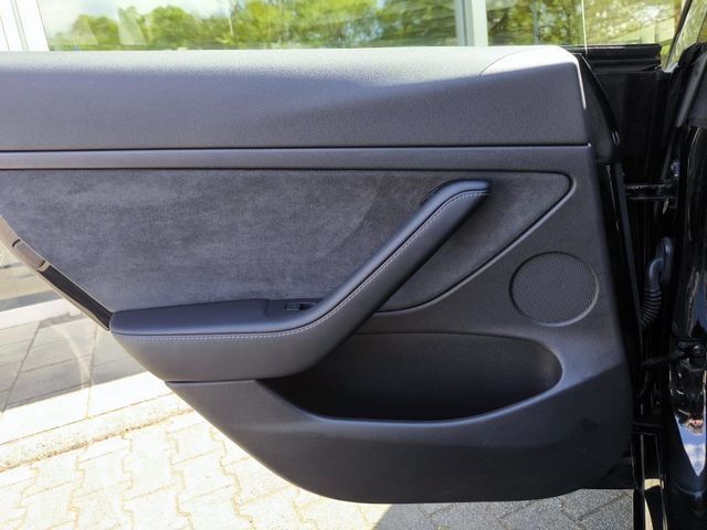 Fahrzeugabbildung Tesla Model 3 PERFORM AWD PANO+NAVI+STDHZ+LED+SHZ+KAM+