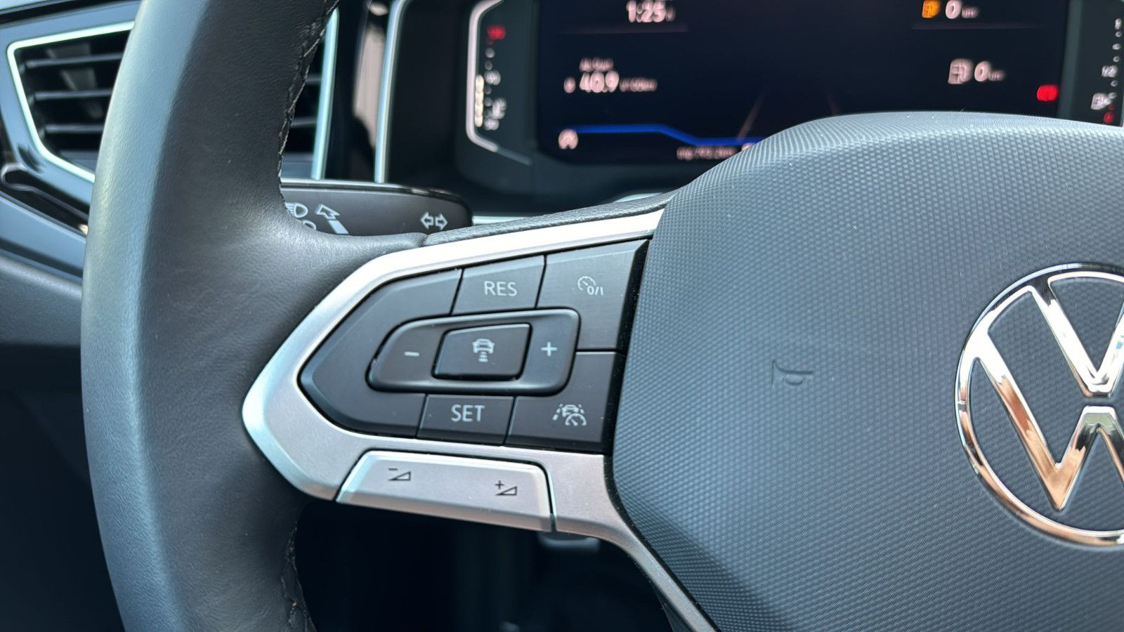 Fahrzeugabbildung Volkswagen Polo R-Line 1.0 TSI 95PS*PANO*SH.*KAM.*BEATS