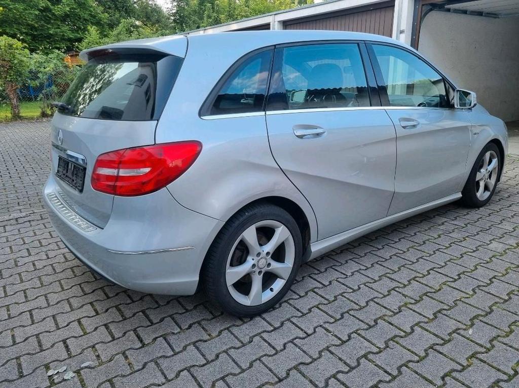 Mercedes-Benz B 200