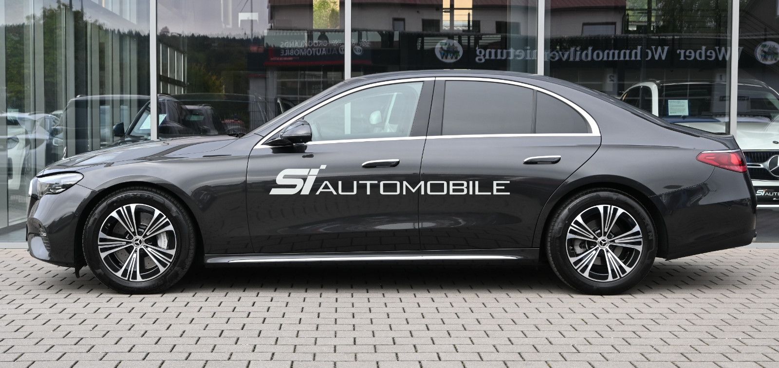 Fahrzeugabbildung Mercedes-Benz E 200 Lim. Exclusive Premium °ACC°AHK°BURMESTER°