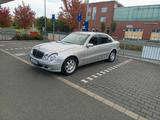 Mercedes-Benz Mercedes Benz E 240  Automatik TÜV bis Jul... - Mercedes-Benz E 240 in Duisburg