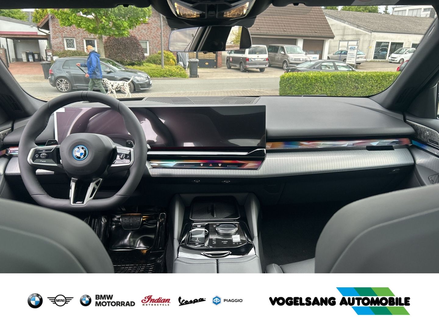 Fahrzeugabbildung BMW 550 e xDrive M Sport Park-Assistent Sportpaket H
