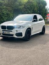 BMW X5 M mit 22 Zoll Felgen - BMW X5 M mit Diesel-Antrieb