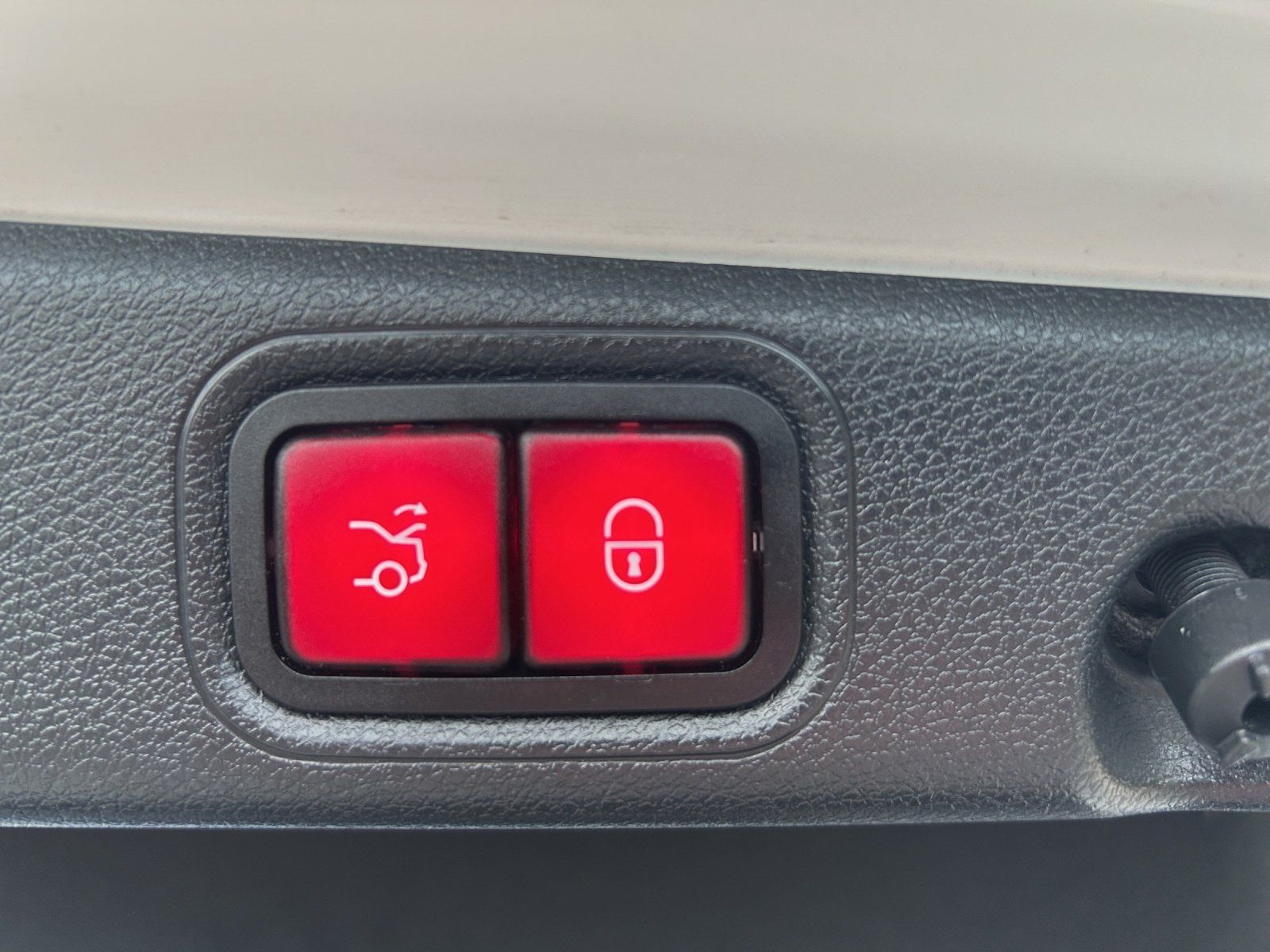 Fahrzeugabbildung Mercedes-Benz E300e 4M AMG Pano DISTR Burm HUD KeyGo MLED 360°