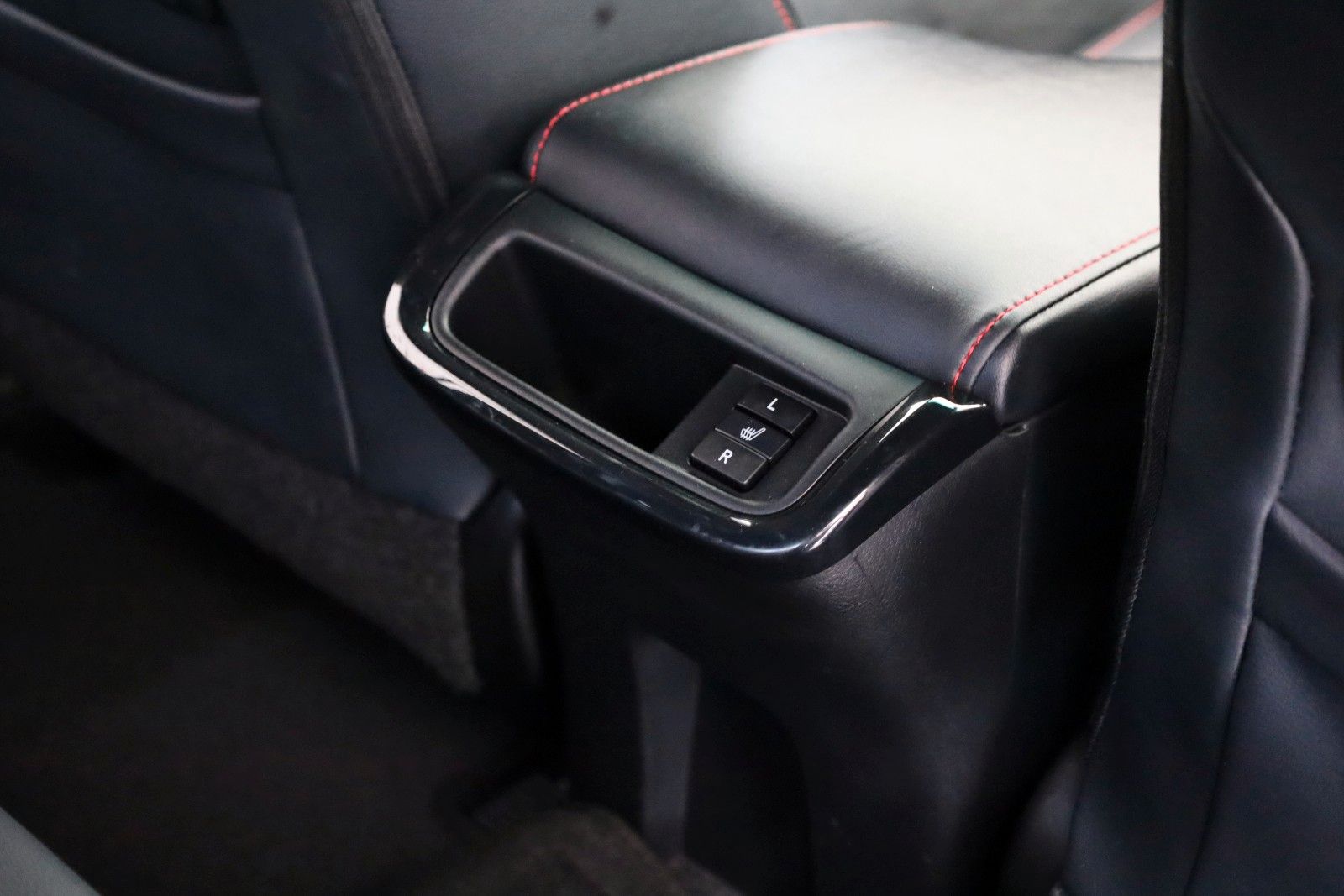 Fahrzeugabbildung Toyota Hilux 2.8 D-4D GR Sport,Alcantara,ACC,Rollo, AHK