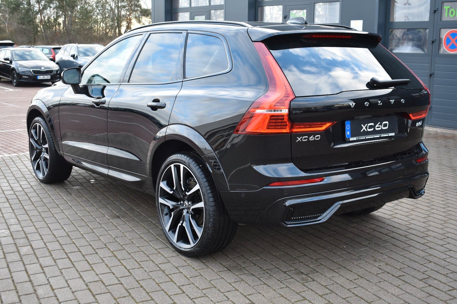 Fahrzeugabbildung Volvo XC60 B5 D AWD Ultimate Dark*STDHZG*LUFT*ACC*AHK