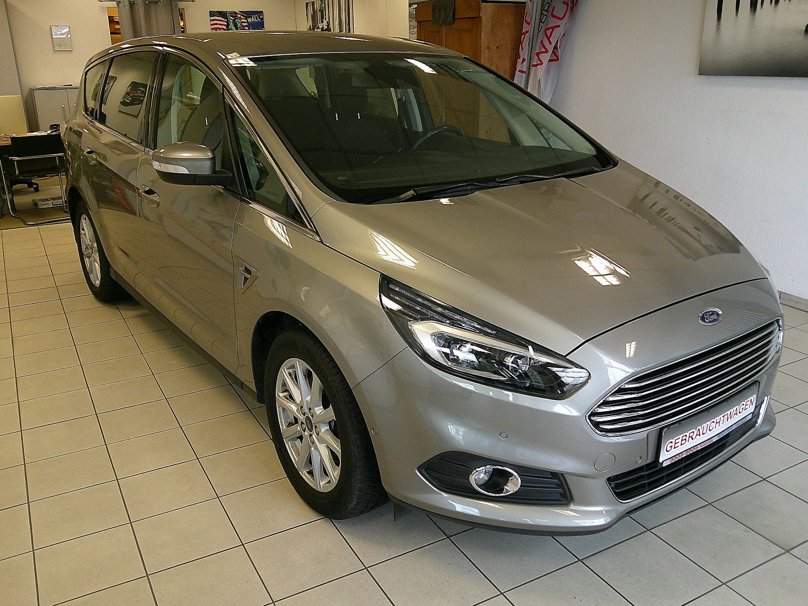 Fahrzeugabbildung Ford S-MAX Titanium / NAVI / DAB / AHK / LED