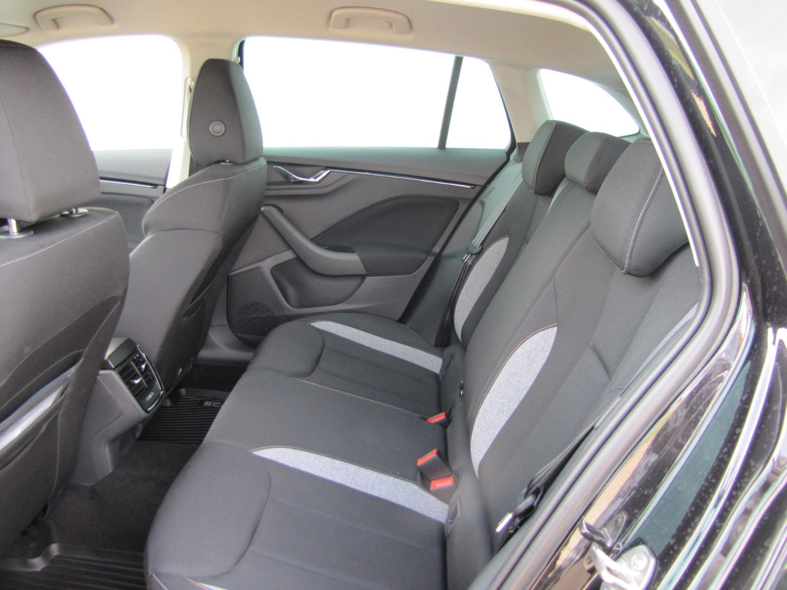 Fahrzeugabbildung SKODA Scala Tour 1.0l TSI 116PS 7-Gang-DSG AHK