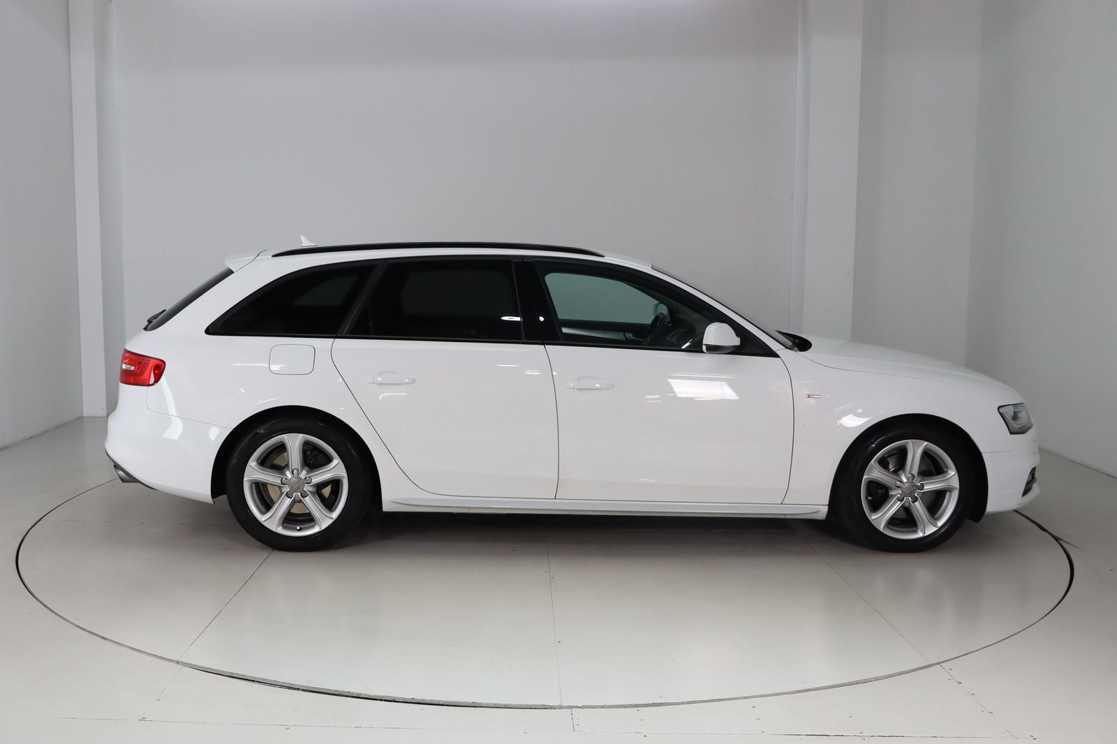 Fahrzeugabbildung Audi A4 1.8 TFSI Attraction Avant S-line * Bi-Xenon *