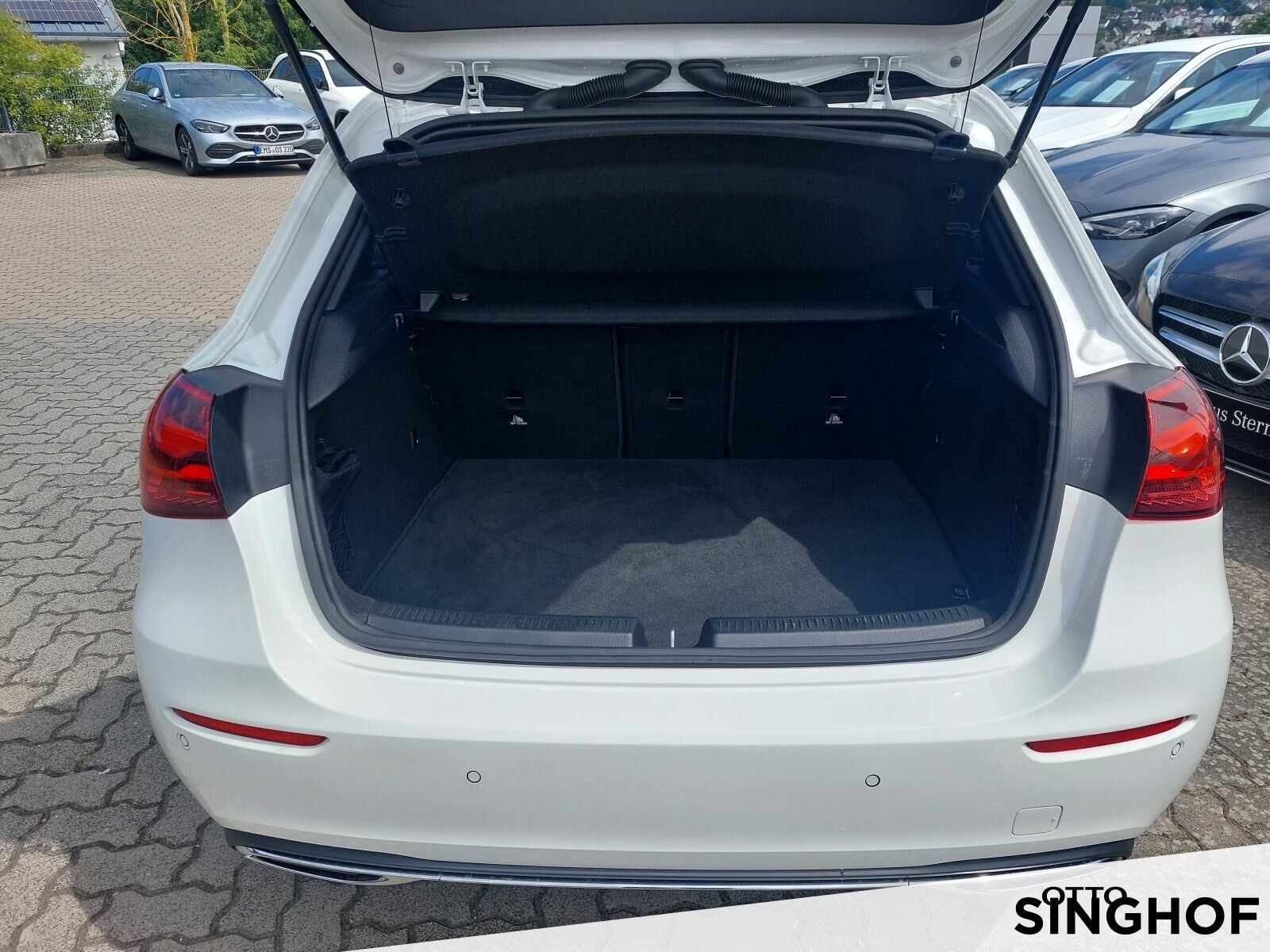 Fahrzeugabbildung Mercedes-Benz A 200 Progressive +Pano+Rü Kam+LED+MBUX+PDC+SHZ+