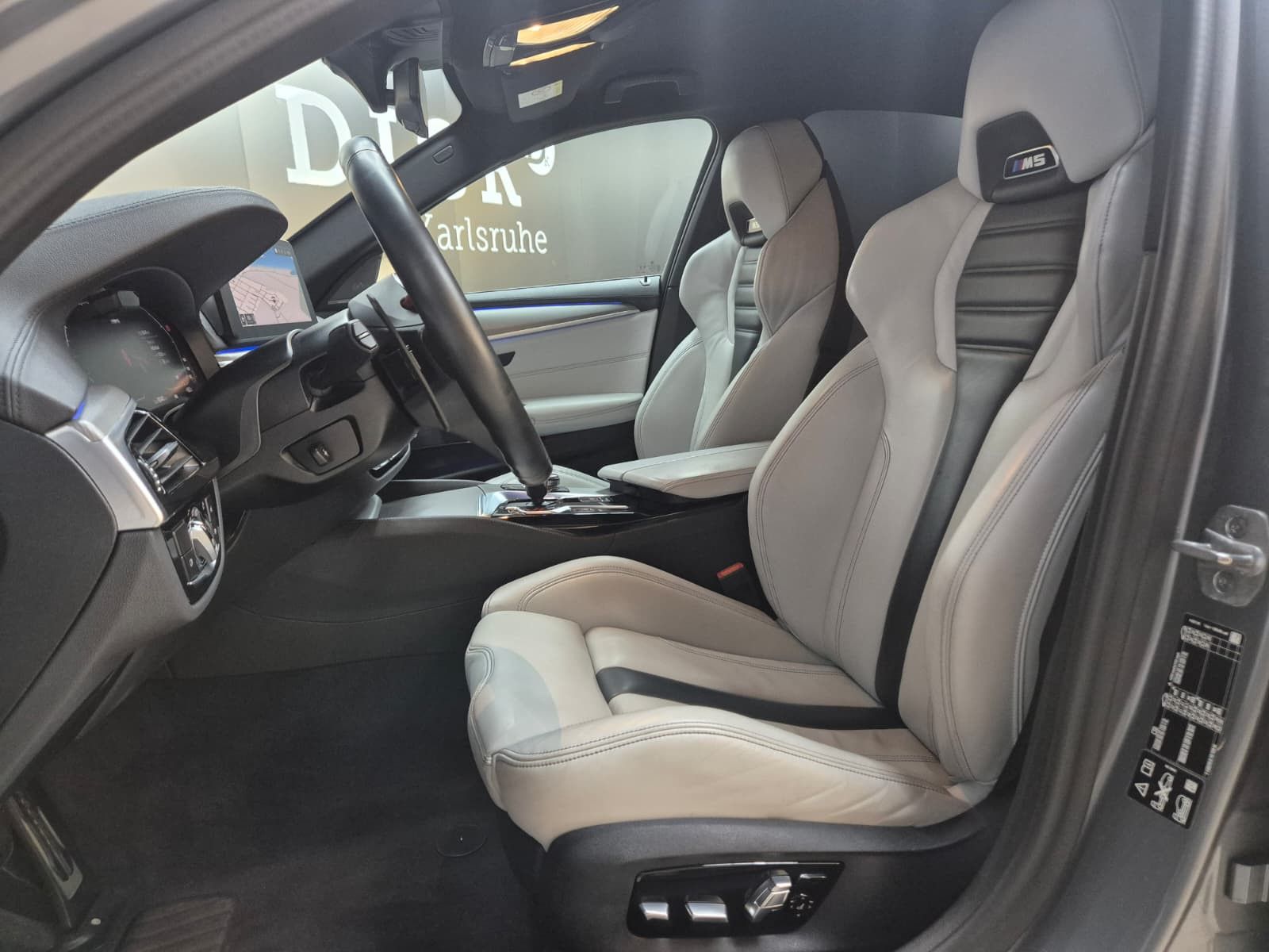 Fahrzeugabbildung BMW M5 Lim. >CARBON+SOFT+LED+HEAD+H&K+MEMO+ACC+360°+