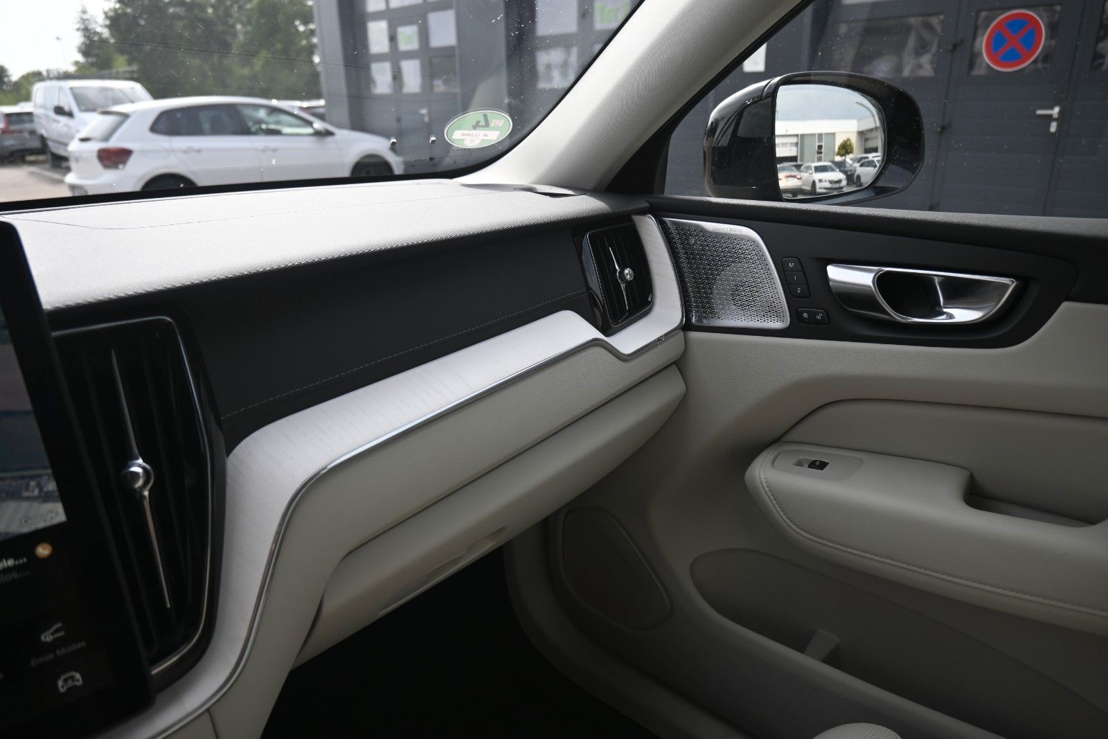 Fahrzeugabbildung Volvo XC60 B5 B  Ultra Dark AWD*B&W*PANO*LUFT*AHK*