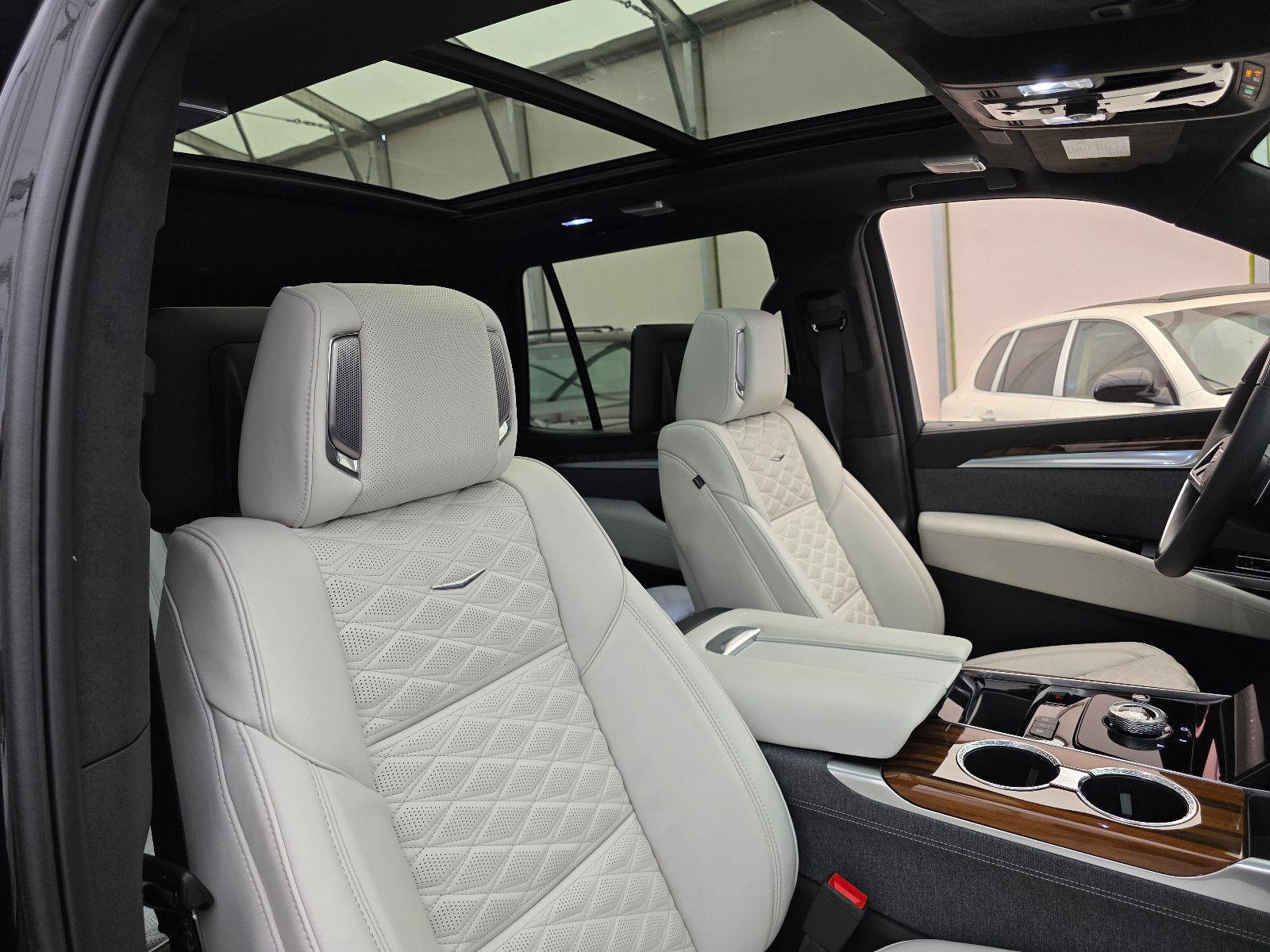 Fahrzeugabbildung Cadillac Escalade Sport Platinum T1: 129.000 EUR, Stock !