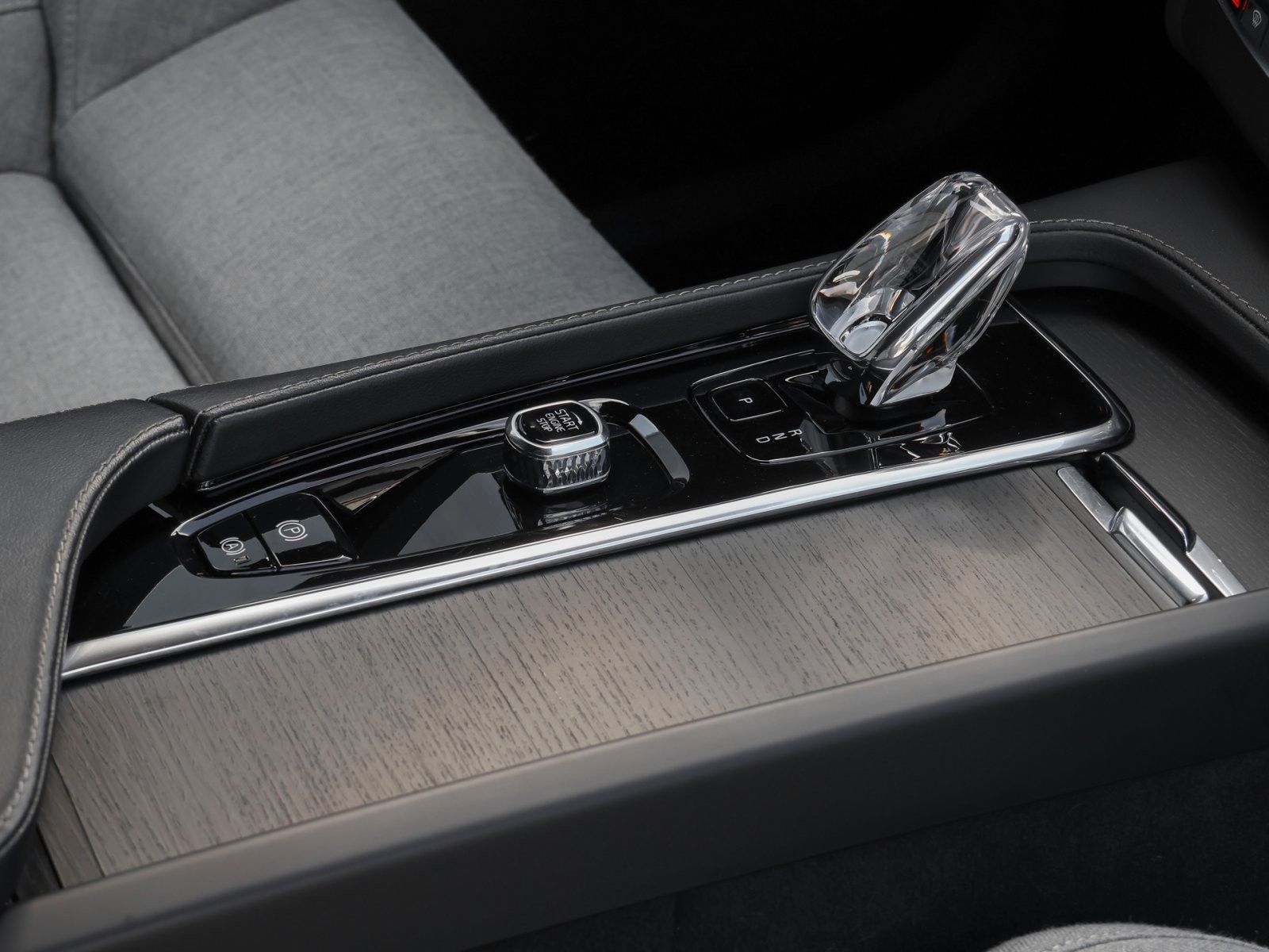 Volvo XC90 Plus Dark Recharge Plug-In Hybrid AWD foto 7