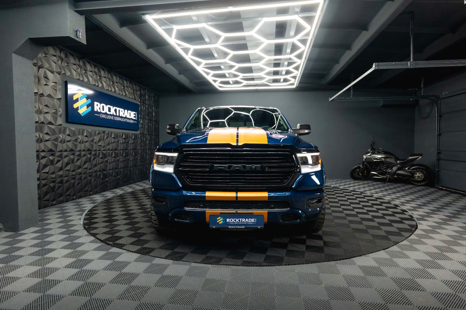 Fahrzeugabbildung Dodge RAM 5.7 V8 HEMI 4x4 OFFROAD Night-Paket *LED*19%