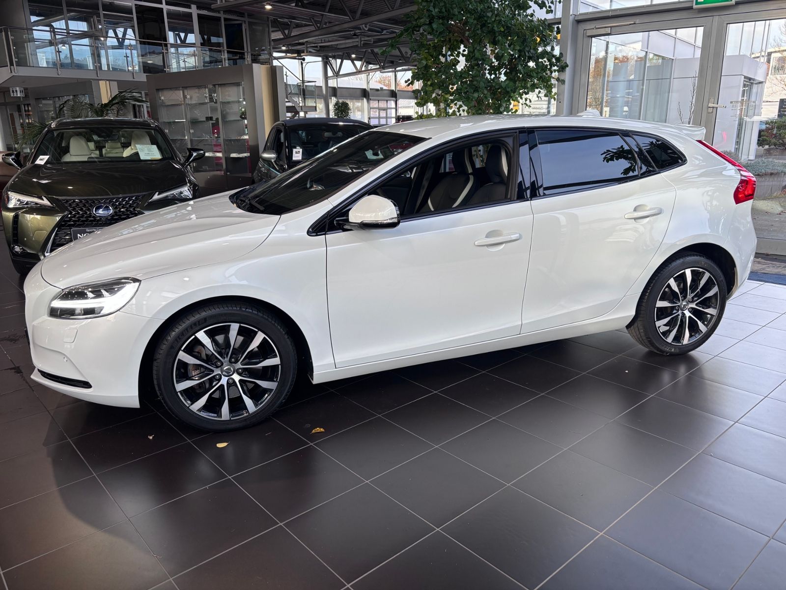 Fahrzeugabbildung Volvo V40 Linje Svart LED NAV SHZ PDC RFK ALU