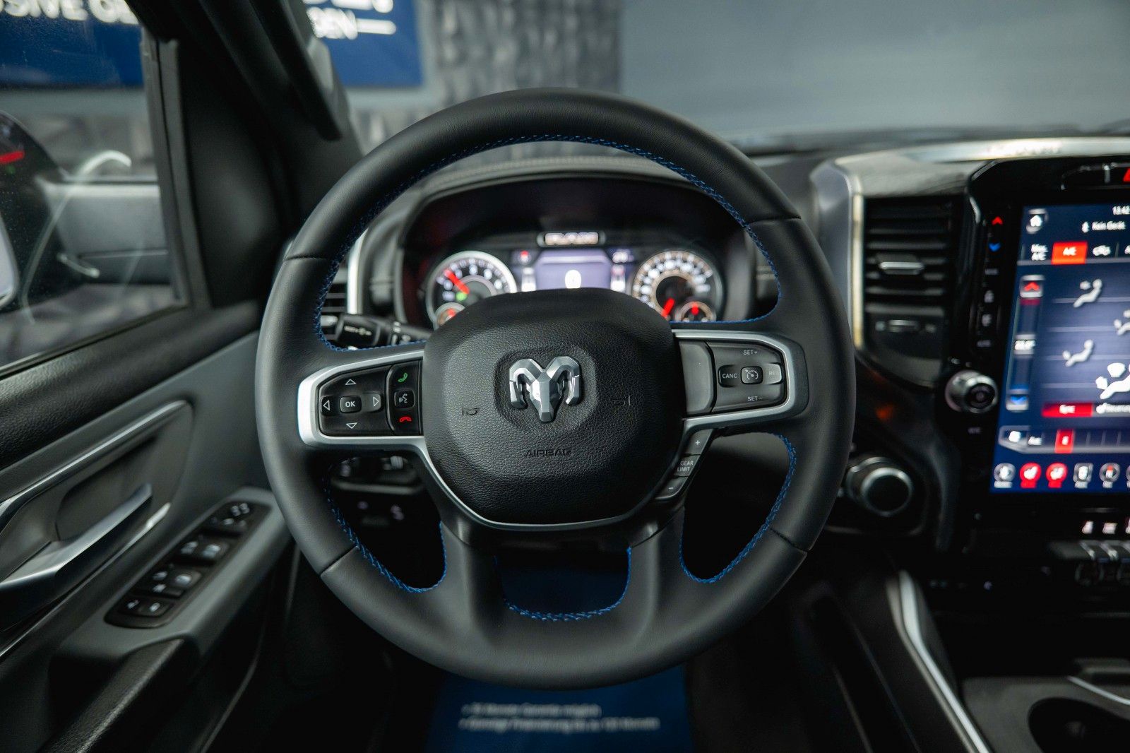 Fahrzeugabbildung Dodge RAM 5.7 V8 HEMI 4x4 OFFROAD Night-Paket LONGBED