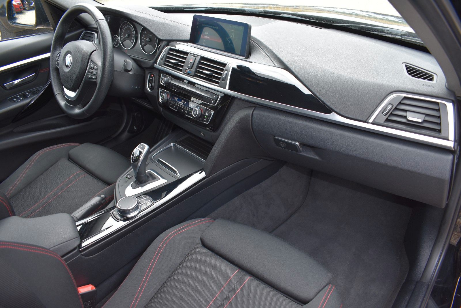 Fahrzeugabbildung BMW 320i Touring Sport Line Sportautom.AHK LED Pano
