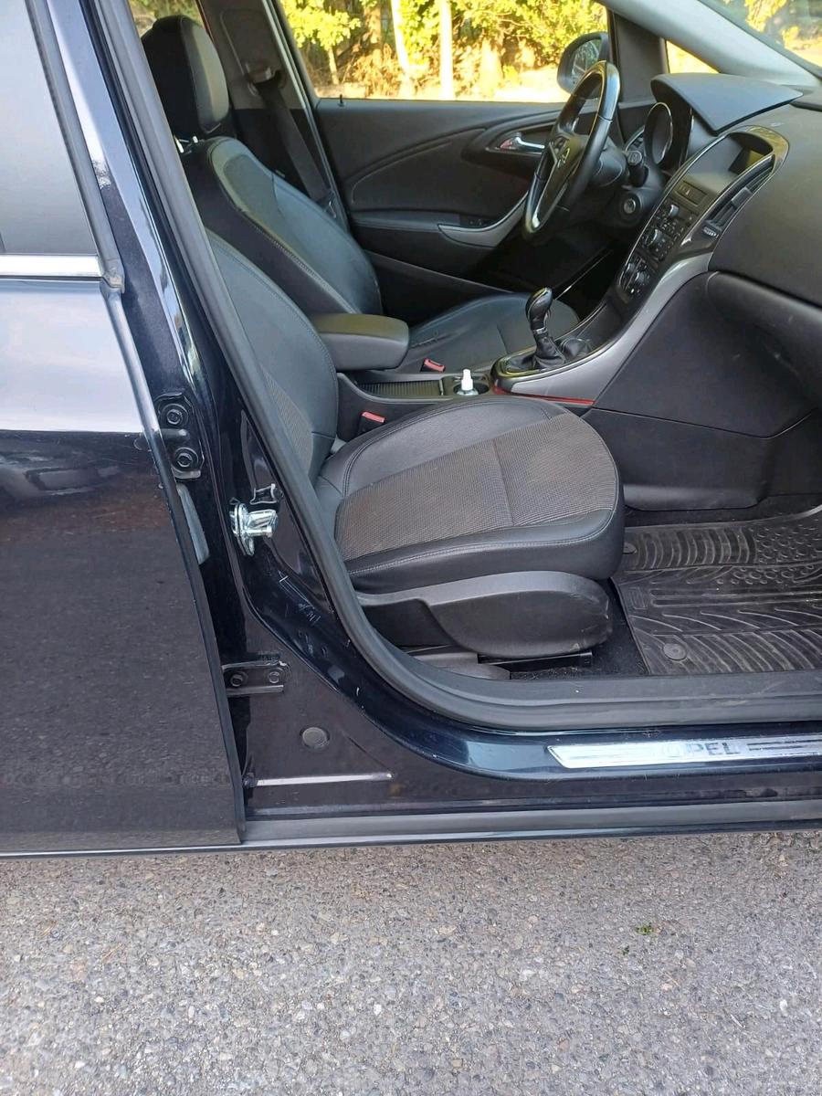 Opel Astra 2012 — photo 9