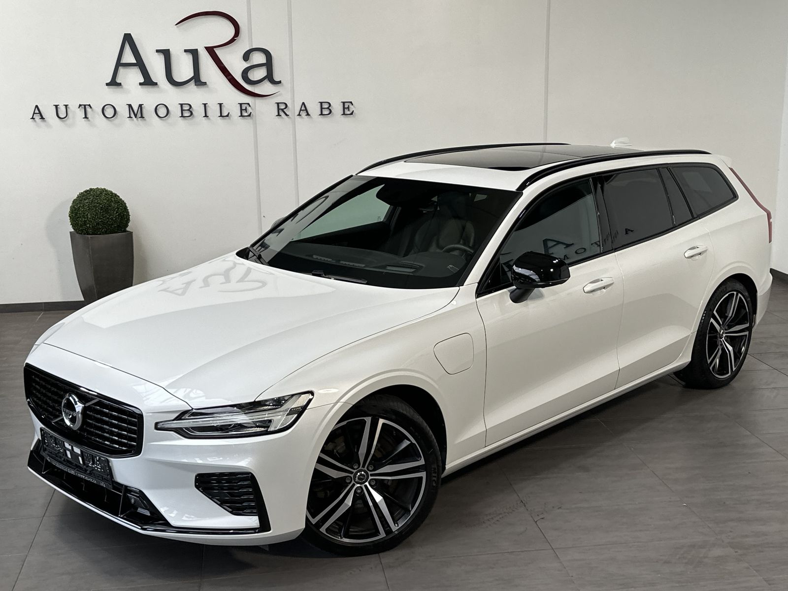 Fahrzeugabbildung Volvo V60 T6 AWD Recharge R-Design NAV+LED+AHK+PANO+VC