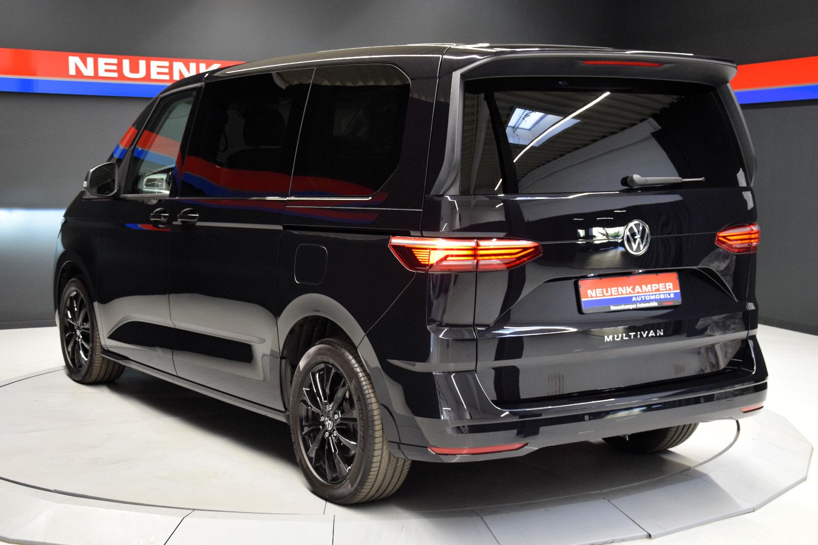 Fahrzeugabbildung Volkswagen T7 Multivan DSG Life 7-Sitze Pano AHK IQ-Light