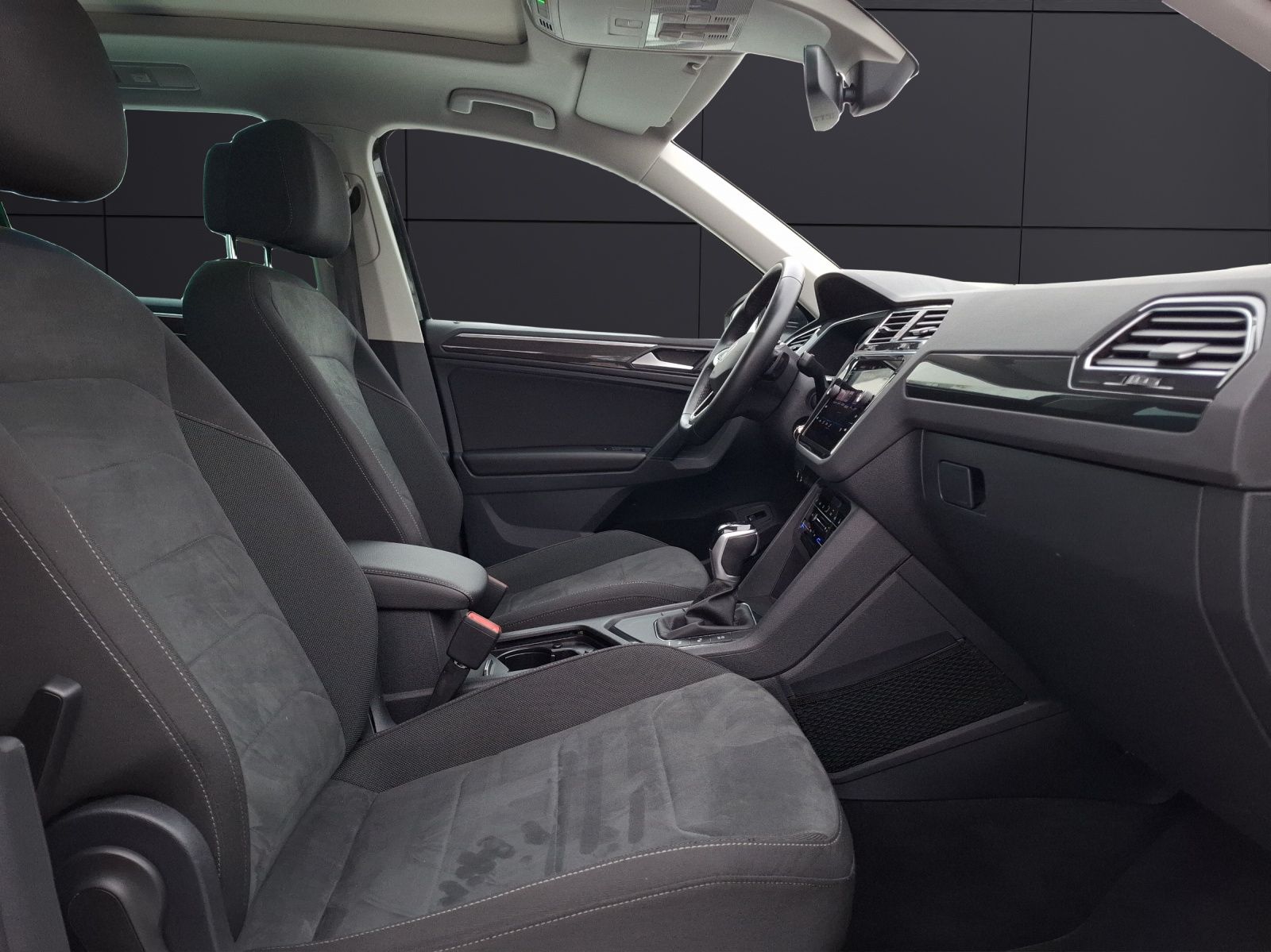 Fahrzeugabbildung Volkswagen Tiguan TDI Elegance DSG Matrix Navi AID Pano ACC