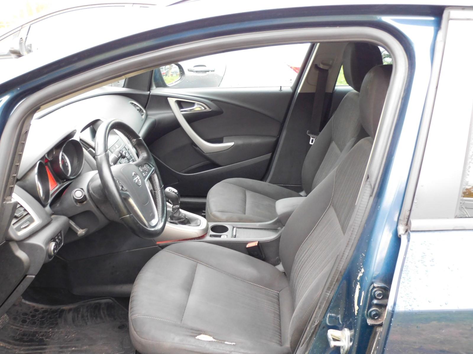 Opel Astra 2011 — photo 9