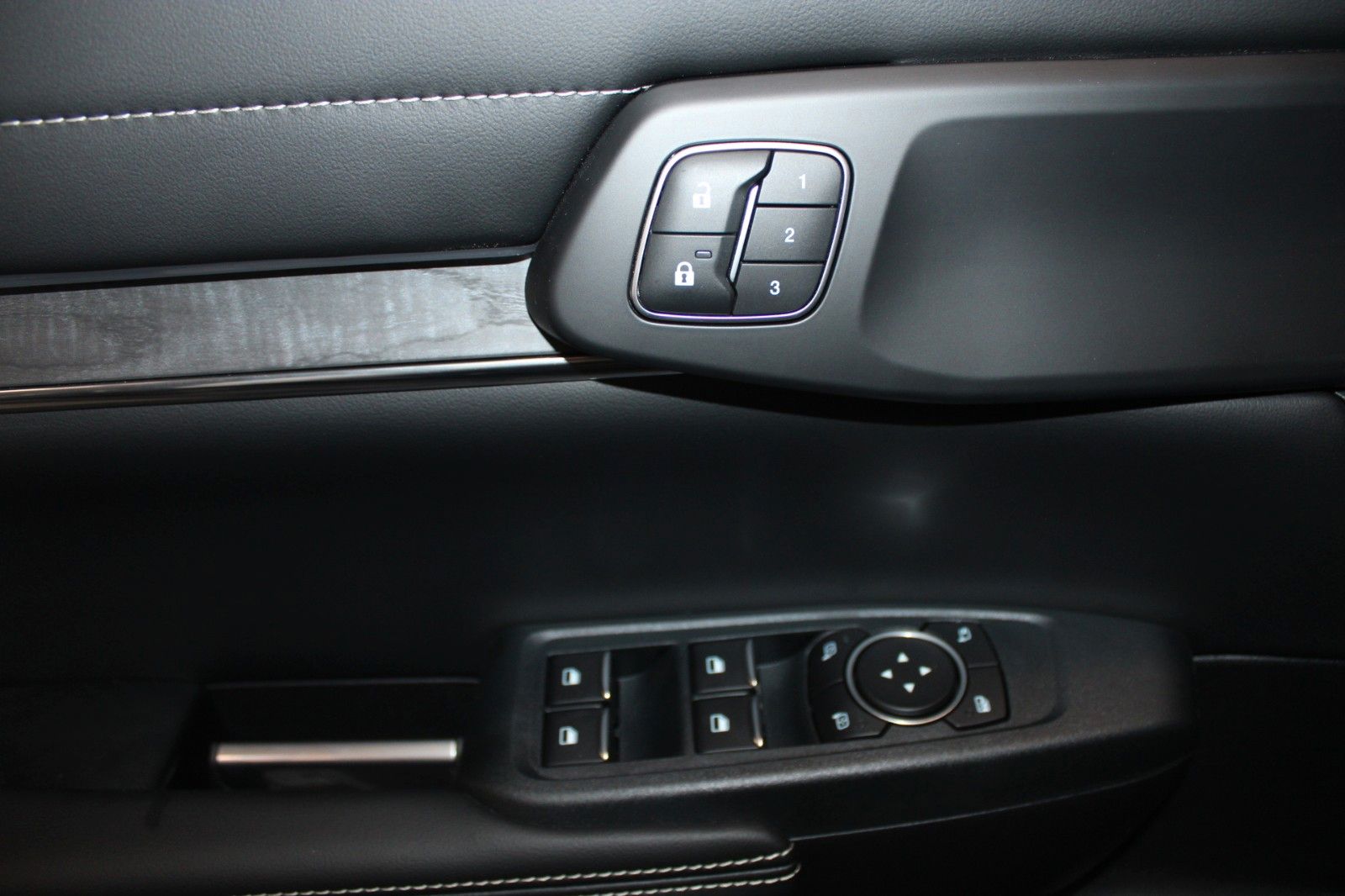 Fahrzeugabbildung Ford Ranger Platinum Automatik LEDER B&O ROLLO AHK