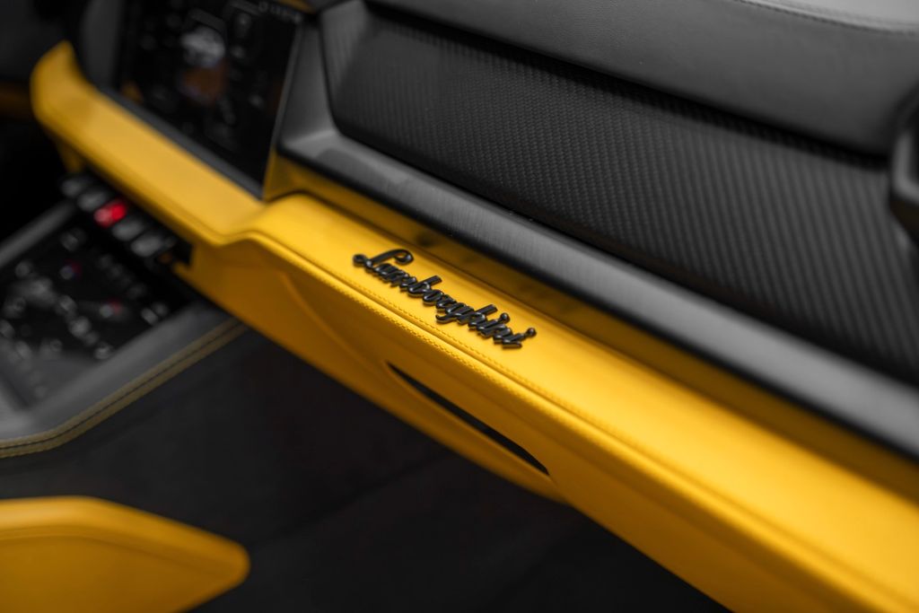 Urus 4.0 V8 SE 2026 BRABUS FULL CARBON AKRAPOVIC - Bild 21