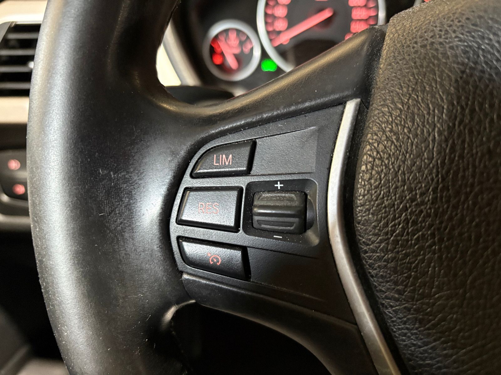 Fahrzeugabbildung BMW 325 Baureihe 3 Touring 325 d/NAVI/PDC/SHZ/KLIMA/