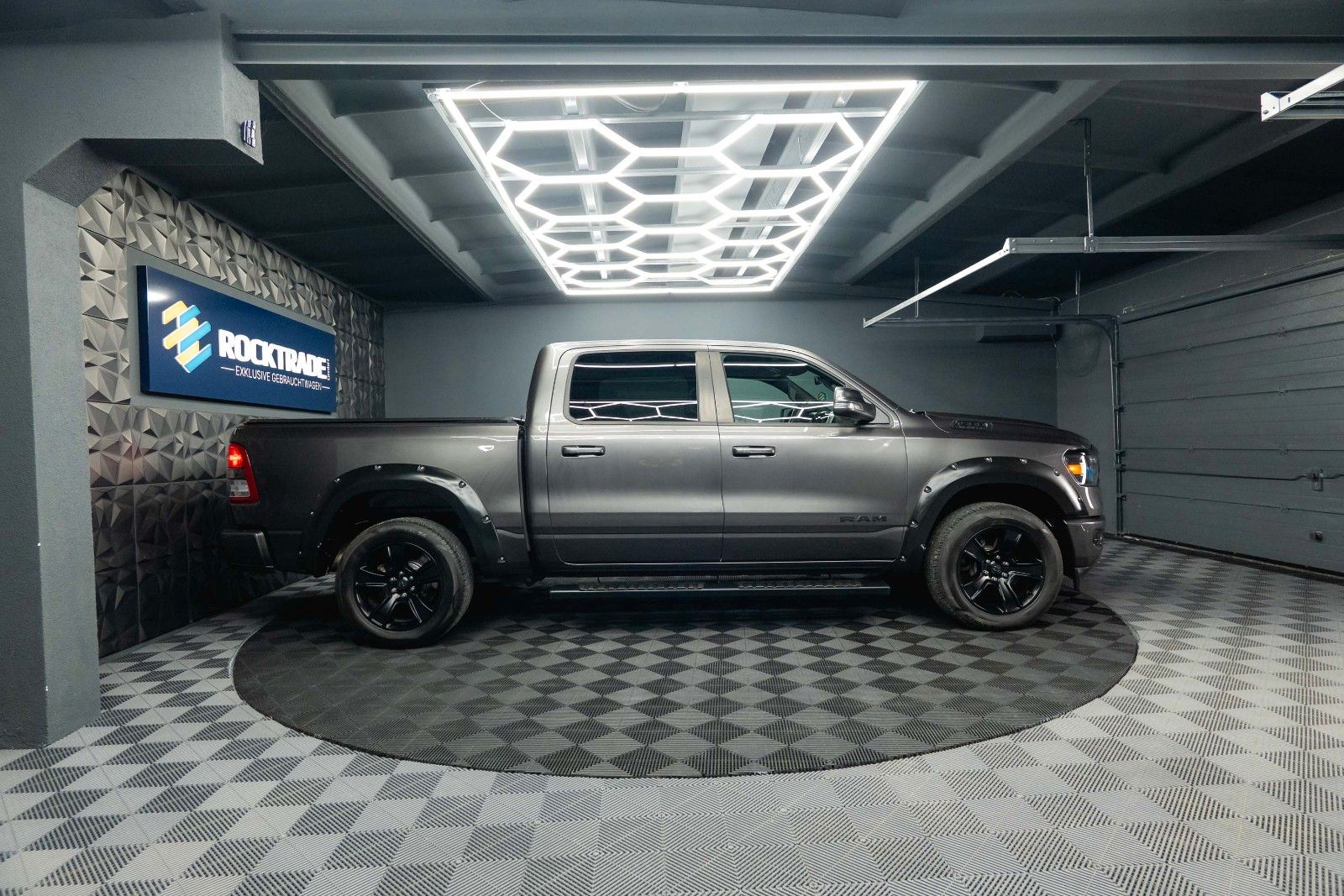 Fahrzeugabbildung Dodge RAM 5.7 V8 HEMI 4x4 LPG BRC Offroad Night-Paket