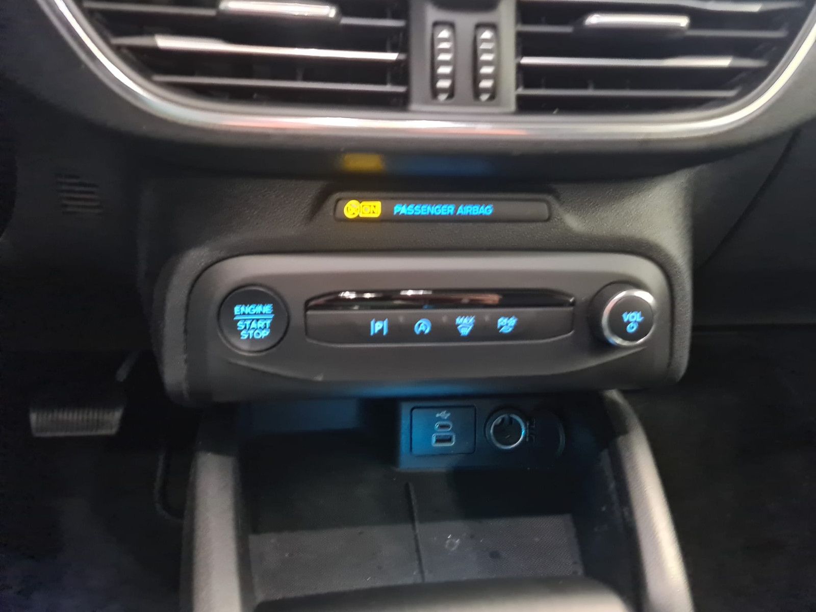 Fahrzeugabbildung Ford Focus Turnier Titanium / 1. Hand / SCHECKHEFT