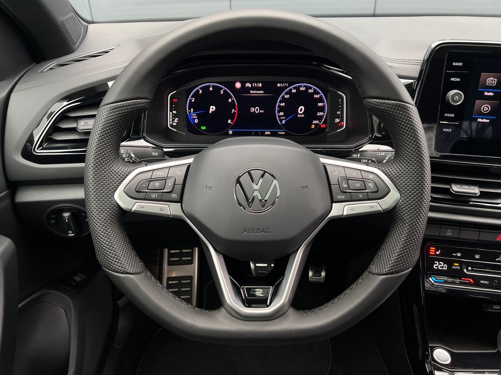 Fahrzeugabbildung Volkswagen T-Roc R-Line 1.5 TSI DSG *Black Style, Pano, 19"